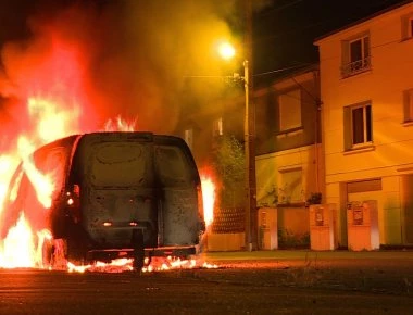 Πεδίο μάχης για τέταρτη σερί νύχτα η Ναντ - Βόμβες μολότοφ και φωτιά σε επτά οχήματα